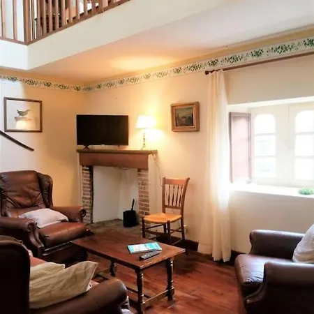 Dans Les Communs D'un Chateau Tatil Evi Grand-Auverne