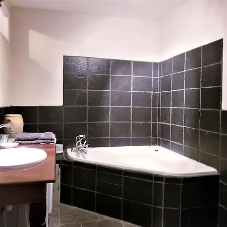 Dans Les Communs D'un Château Grand-Auverne