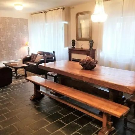 Dans Les Communs D'un Chateau * Grand-Auverne