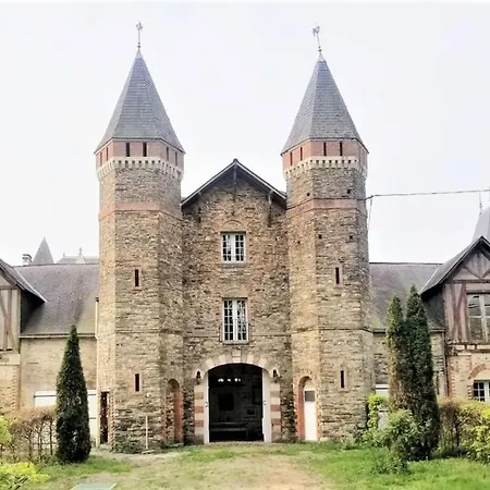 Dans Les Communs D'un Chateau Grand-Auverne
